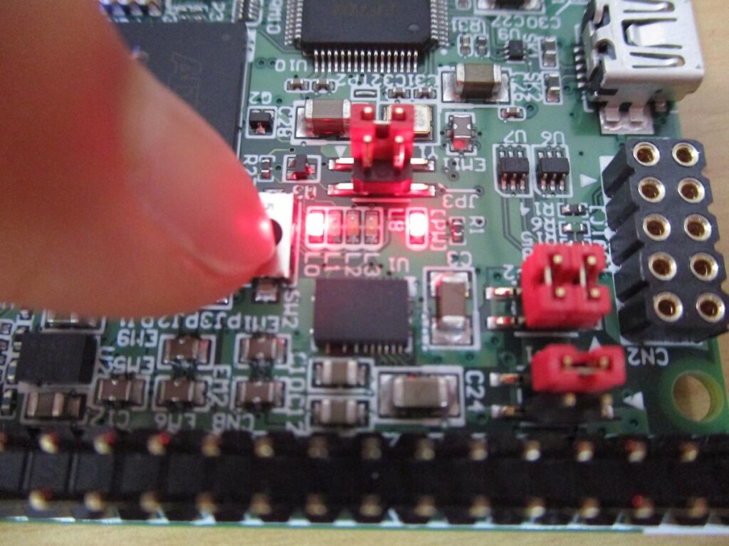 スイッチを押すとLEDが点灯するFPGA回路